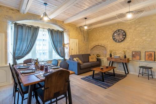 un salon avec une table et un canapé dans l'établissement Le 03-GregIMMO-Appart'Hôtel, à Montbéliard