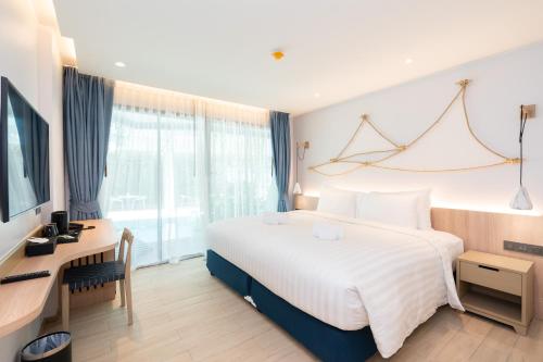TV a/nebo společenská místnost v ubytování Panwaburi Beachfront Resort - SHA Extra Plus