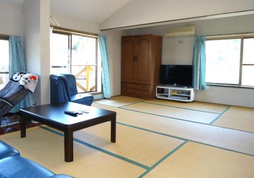 een woonkamer met een bank en een salontafel bij Amakusa - House / Vacation STAY 5358 in Amakusa