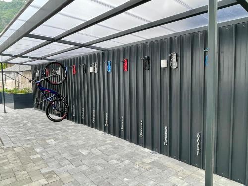 Apartment Zielspitz في بارشينيس: دراجة متوقفة أمام جدار معدني