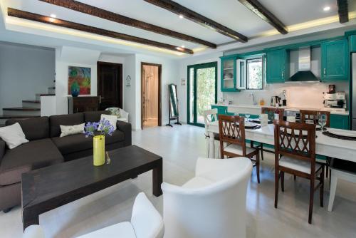 Spitaki Pool House & Spitaki Jacuzzi Deluxe Suite