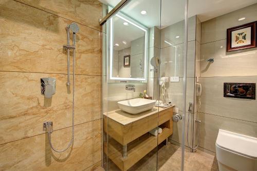 Bathroom sa Best Western Plus Revanta Mcleod Ganj