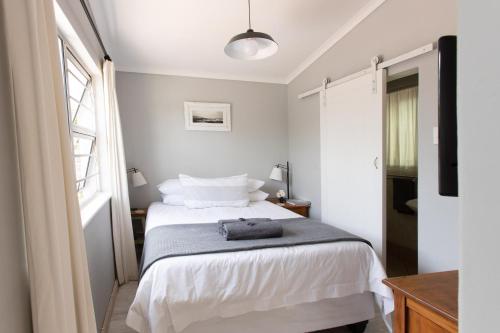 
A bed or beds in a room at Surf Way Beach cottage
