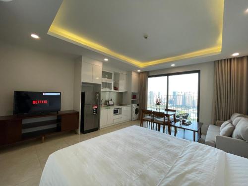 um quarto grande com uma cama e uma sala de estar em Gavi Home - Luxury Apartment D'Capitale Trần Duy Hưng Hà Nội em Hanói