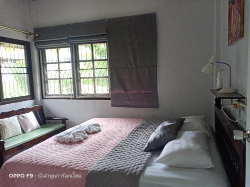 Ένα ή περισσότερα κρεβάτια σε δωμάτιο στο Lamphun Garden Home