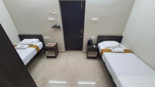 Postel nebo postele na pokoji v ubytování Hotel Akshith Inn