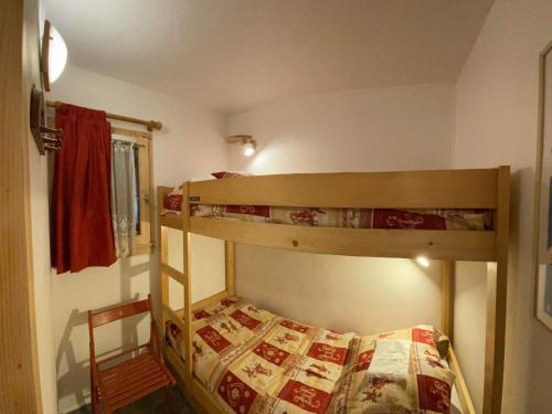 レ・セジーにあるAppartement Les Saisies, 2 pièces, 4 personnes - FR-1-293-204のベッドルーム1室(二段ベッド2組付)
