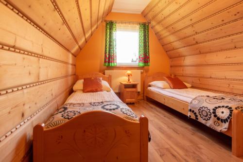 Ένα ή περισσότερα κρεβάτια σε δωμάτιο στο Słoneczny Dworek u Sarnów