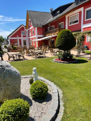 un bâtiment avec une cour avec des chaises et un bâtiment dans l'établissement Landhotel Grabinger, à Schwandorf in Bayern