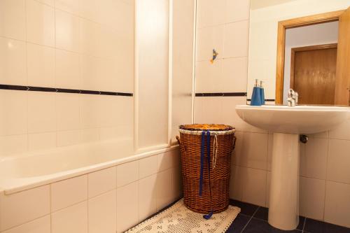 カニコにあるCasa Da Atalaiaのバスルーム(洗面台、トイレ、バスタブ付)