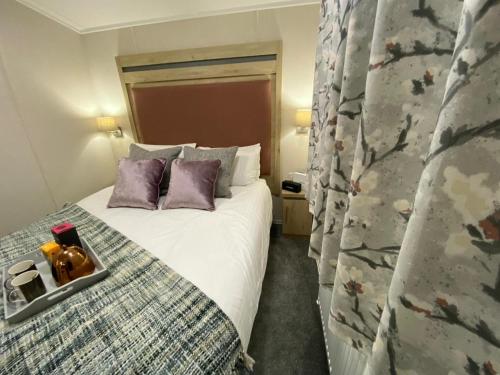 Postel nebo postele na pokoji v ubytování C04 - Beechwood Lodge with Hot Tub