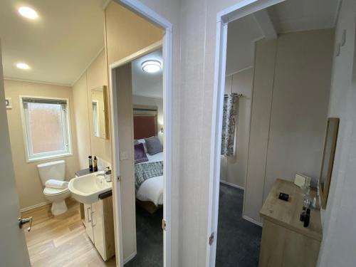 Koupelna v ubytování C04 - Beechwood Lodge with Hot Tub