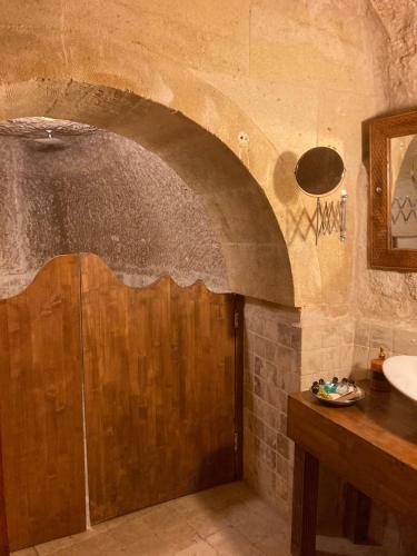 Vannas istaba naktsmītnē Monte Cappa Cave House
