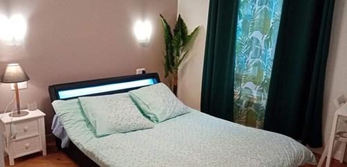 une chambre avec un lit et une table avec une lampe dans l'établissement ROUEN centre ville Palais de Justice, à Rouen