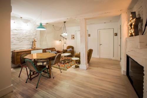 jadalnia i salon ze stołem i krzesłami w obiekcie Pensión Boutique Caravan Cinema w mieście Bilbao