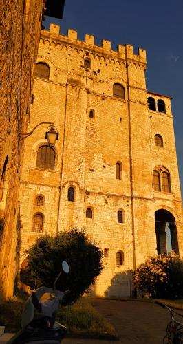 a building with a scooter parked in front of it at Appartamento Gattapone 9 in Gubbio