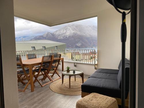 Cette chambre comprend un lit et une table avec vue sur la montagne. dans l'établissement Lovely Break Annecy, à Annecy