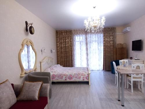 スヴェトロゴルスクにあるApartament Ganga Alt-Platsのベッドルーム(ベッド1台、テーブル、鏡付)