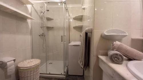 ein Badezimmer mit Dusche und Waschbecken in der Unterkunft El Sueño - Appartamento fronte spiaggia vista mare in Cotillo