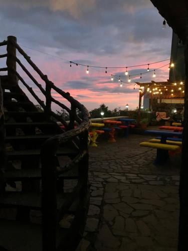 Východ nebo západ slunce při pohledu z hostelu nebo okolí