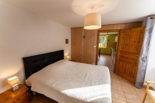 um quarto com uma cama grande e um corredor em Gîte du Grand Pré em Metzeral
