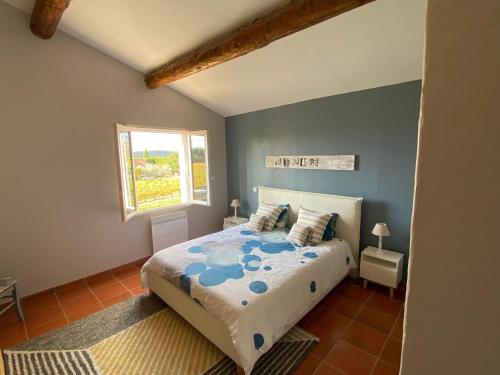 une chambre avec un lit et une fenêtre dans l'établissement Villa Les Oliviers, à Caromb