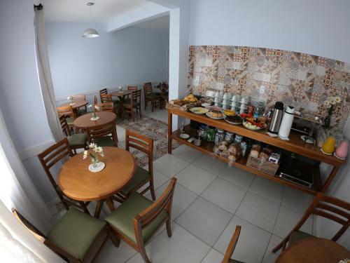 an overhead view of a restaurant with tables and chairs at Hotel e Pousada Magic in Penha