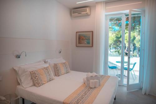 Un pat sau paturi într-o cameră la Hotel Ligure