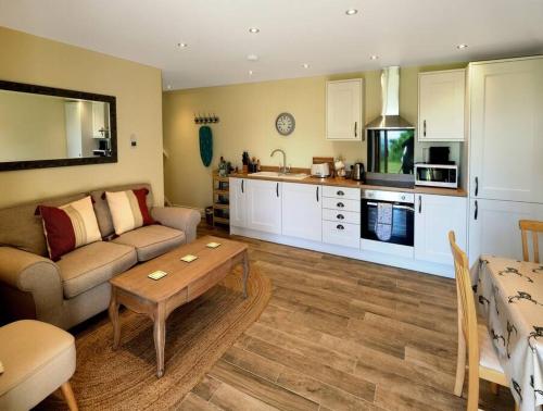 sala de estar con sofá y cocina en Paradise position on Exmoor National Park, en Minehead