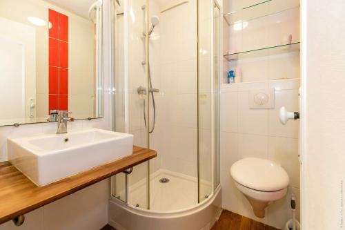 een badkamer met een wastafel, een douche en een toilet bij Vue mer imprenable - Grande plage à pied - Parking in Quiberon