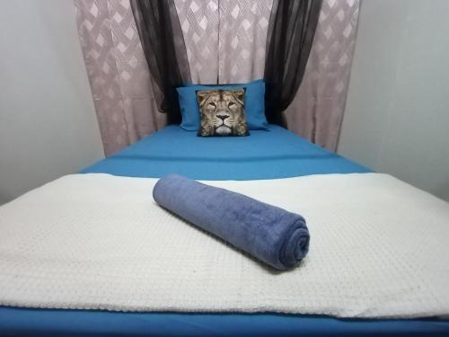 ein Bett mit einem Löwenkopf und einem Kissen darauf in der Unterkunft Minimalist Shop Stay @ Royal Town in Kuala Kangsar