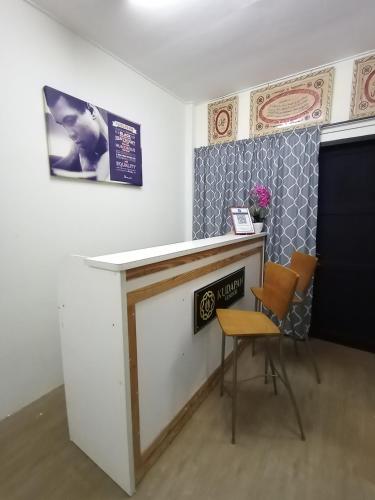 eine Bar mit einem Tisch und 2 Stühlen in einem Zimmer in der Unterkunft Minimalist Shop Stay @ Royal Town in Kuala Kangsar