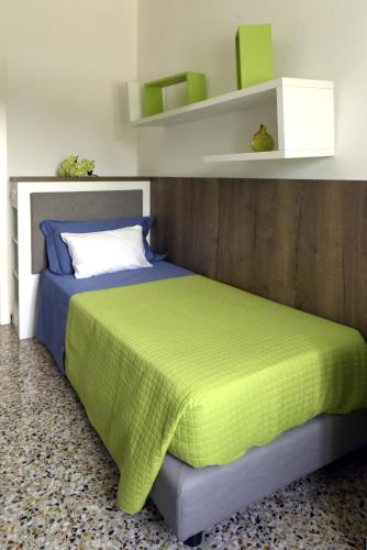 a bedroom with two beds with a green blanket at Residence Le Querce in Cordovado