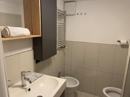 ein Bad mit einem Waschbecken und einem WC in der Unterkunft Heart of San Lorenzo - La casa particular in Rom