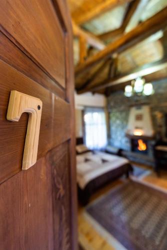 Una cama o camas en una habitación de La Moara Boutique Hotel