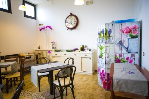 a kitchen and dining room with a table and chairs at Hotel Agli Olmi in San Biagio di Callalta