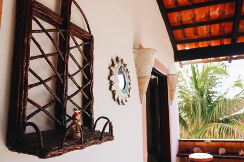 uno specchio appeso a un muro accanto a una finestra di Loft NOA'House a Canoa Quebrada