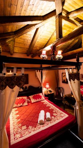 Una cama o camas en una habitación de La Moara Boutique Hotel