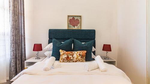 um quarto com uma cama grande e 2 candeeiros em COZY LUXURY 3 BRM 4 BED em Durban