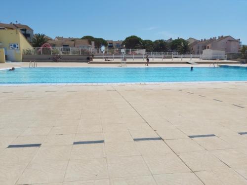 une grande piscine avec de l'eau bleue dans l'établissement T2 CAP COUDALERE, au Barcarès