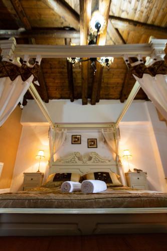 Una cama o camas en una habitación de La Moara Boutique Hotel