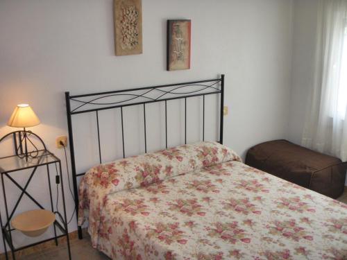 リウマルにあるAllotjament Joanaのベッドルーム1室(花柄のベッドカバー付)