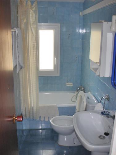 a bathroom with a sink and a toilet and a tub at Allotjament Joana in Riumar