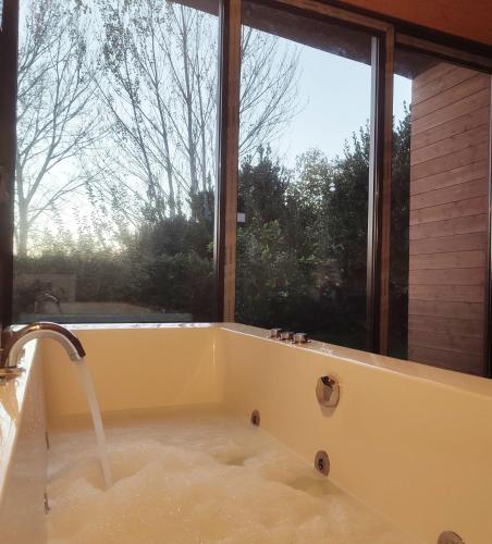 a bath tub with water coming out of a window at Algar Carnota in Carnota