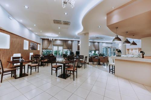 Athinaiko Hotel tesisinde bir oturma alanı