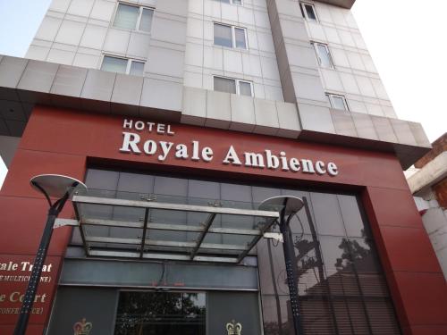 ラーイプルにあるHotel Royale Ambienceのホテルのロイヤルな雰囲気を楽しめます。