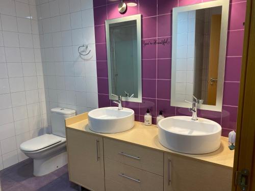 La salle de bains est pourvue de 2 lavabos et de toilettes. dans l'établissement Apartamentos Alcañiz, Gala, à Alcañiz