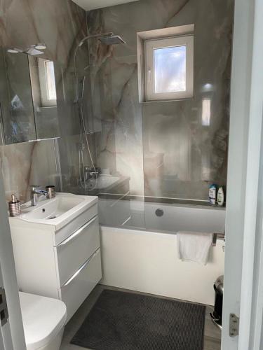 bagno con vasca, lavandino e servizi igienici di Centru Vechi Apartament a Suceava
