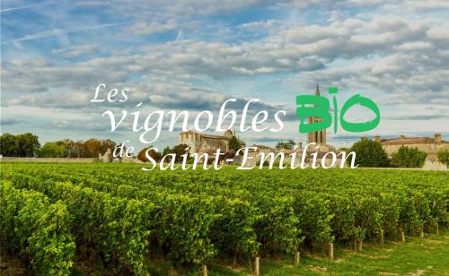 a sign for a vineyard with the words es yucucleos of som at Une pause quelque part recharge pour voiture électrique inclu in Saint-Médard-de-Guizières