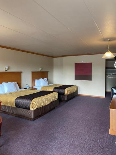 Tempat tidur dalam kamar di Amber's Inn and Suites